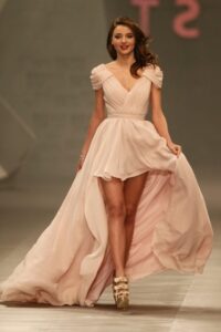 arkası uzun abiye elbise modeli