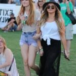 genç kız festival kıyafetleri