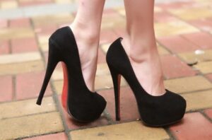 altı kırmızı topuklu ayakkabı modeli