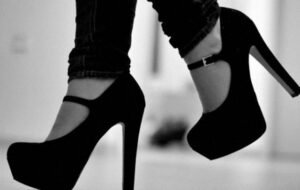 bilekten bağlamalı topuklu ayakkabı