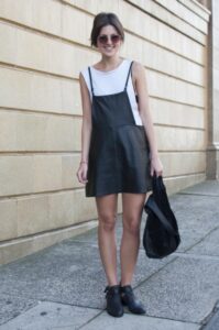 deri görünümlü elbise modeli