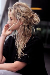 kıvırcık yarım topuz modelleri