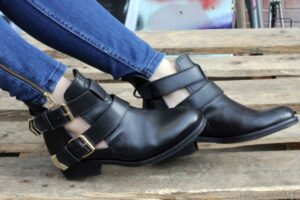 siyah cut out bot modeli