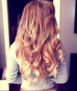 en tarz dalgalı saç modelleri