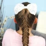 kız çocuk arkadan saç örgüsü