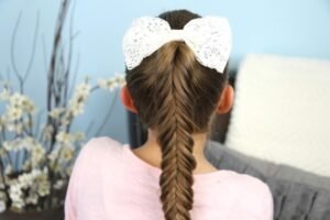 kız çocuk arkadan saç örgüsü