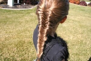 kız çocuk balık sırtı saç örgüsü
