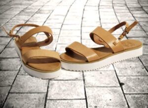 altın rengi kalın taban sandalet modeli