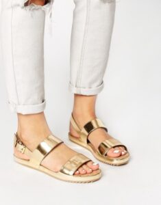 altın rengi sandalet modeli