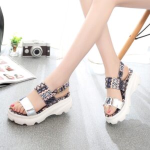 gümüş rengi sandalet modeli