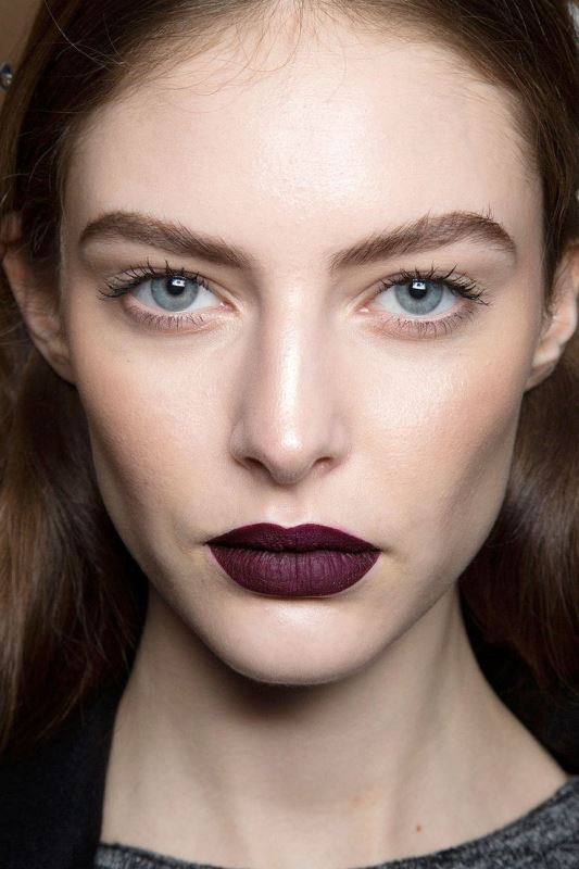 koyu-renk-ruj-nasil-surulur