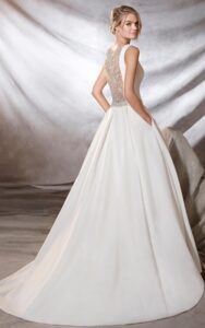 sırtı pul işlemeli gelinlik modeli