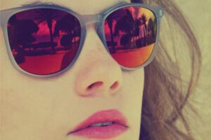 renkli cam güneş gözlüği modeli