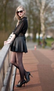 siyah kısa pileli etek kombini