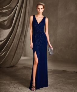 Derin yırtmaçlı gece elbiseleri