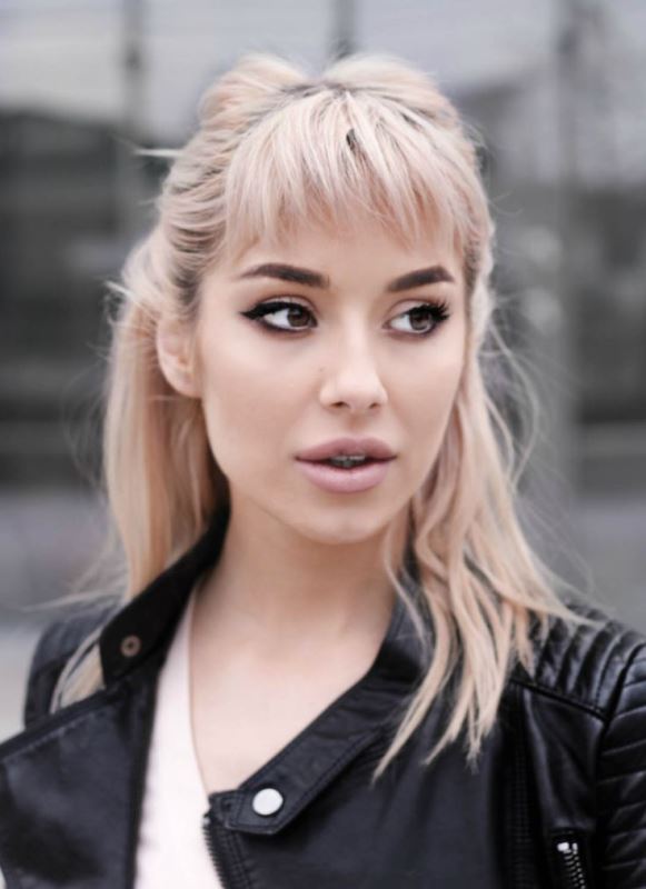 sarı kahküllü saçlar