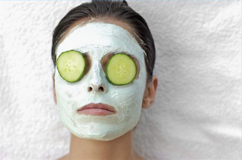 Göz altı şişlikleri için salatalık kürü