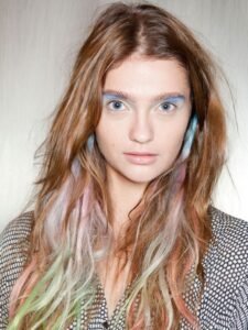 Ortadan ayrılan saçlar