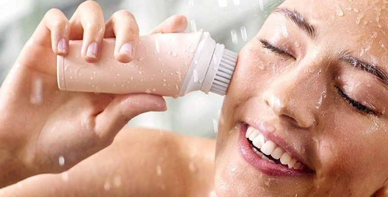 Yüz temizleme fırçası kullananlar