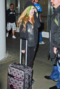 Avril+Lavignenin hava alanı kıyafeti