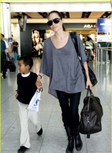 angelina-jolie nin hava alanı kıayfetleri