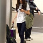 selena gomezin hava alanı kıyafeti