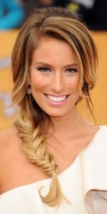 Romantik-Uzun-Saç-Modelleri-yandan-Örgü-saç-modelleri