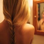 arkadan tek örgü saç modeli