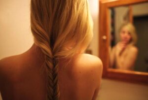 arkadan tek örgü saç modeli