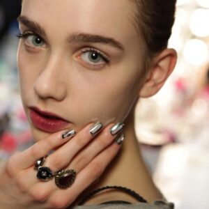 güzellik trendleri - metalik oje modelleri