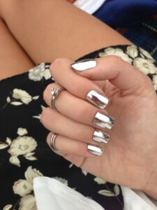 metalik gümüş rengi oje