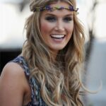 ortadan ayrılmış bohem tarzı uzun saçlar