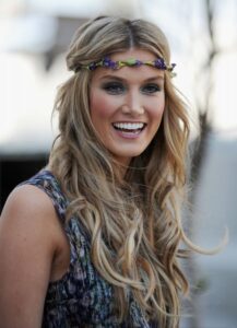 ortadan ayrılmış bohem tarzı uzun saçlar