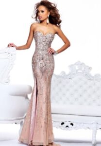 yırtmaçlı straplez uzun abiye elbise