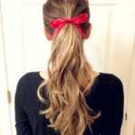 kırmızı kurdeleleli toka