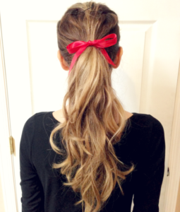 kırmızı kurdeleleli toka