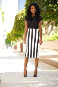 kalem etek siyah tişört kombini