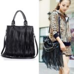 siyah püsküllü çanta modeli