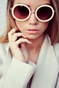 büyük çerçeve güneş gözlükleri