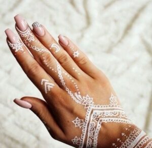 beyaz kına dövme modeli