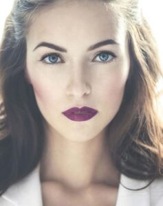 Kova burcu kadınları için makyaj önerileri